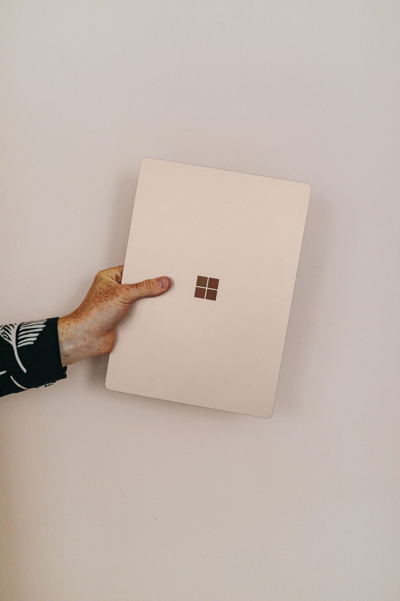 világos színű microsoft laptop vagy microsoft tablet - windows11vasarlas.hu - windows 11 vásárlás - windows 11 licensz - windows 11 licensz vásárlás
